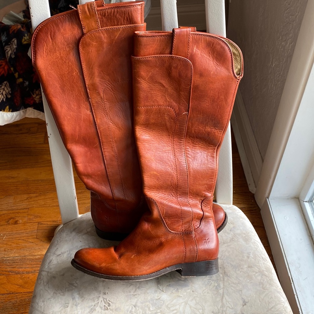 Frye cowgirl boots in rich brown. Size 6.